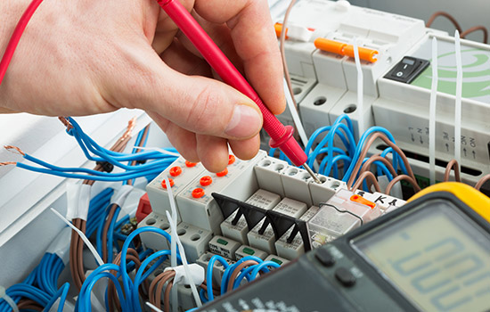 Elektriker bei der Arbeit an einer Elektroinstallation